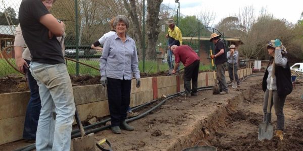 Re-Yackandandah Community Gardeners working on the garden build (1280x956)